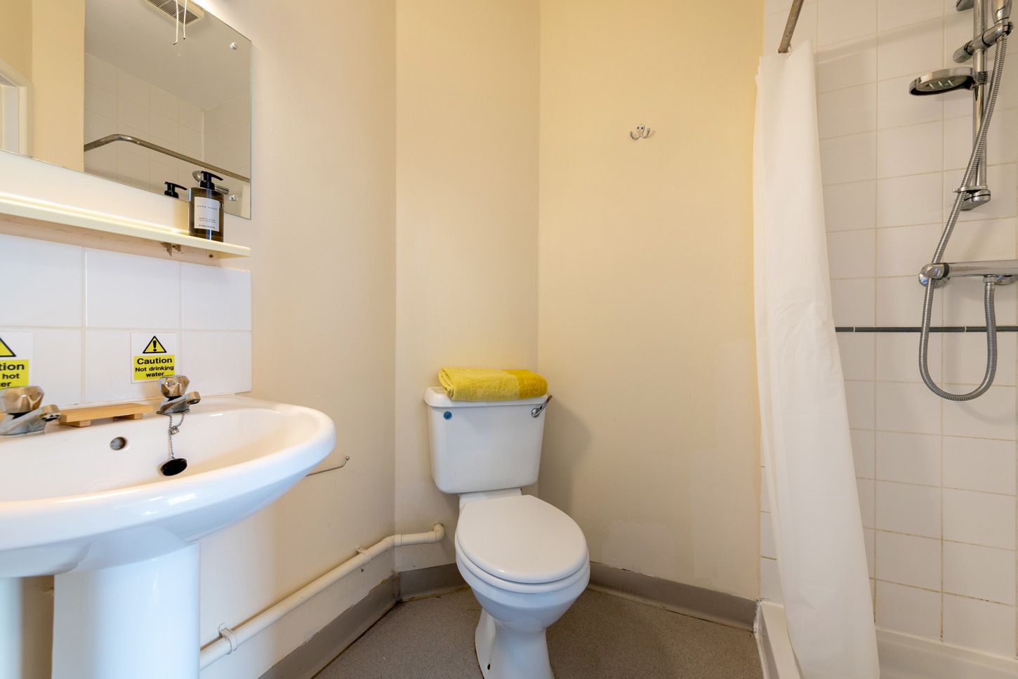 upper quay house gloucester student accommodation bathroom