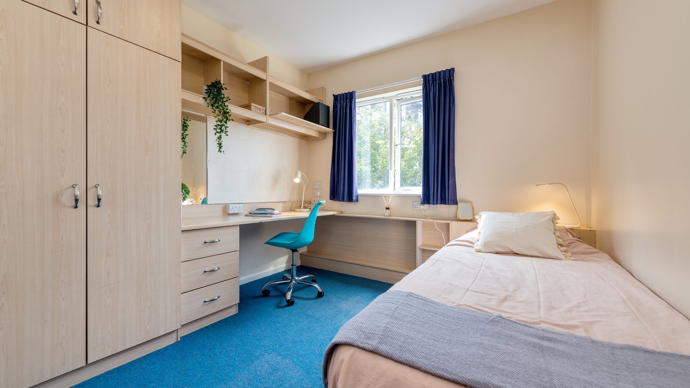 shaftesbury hall student accommodation cheltenham ensuite bedroom