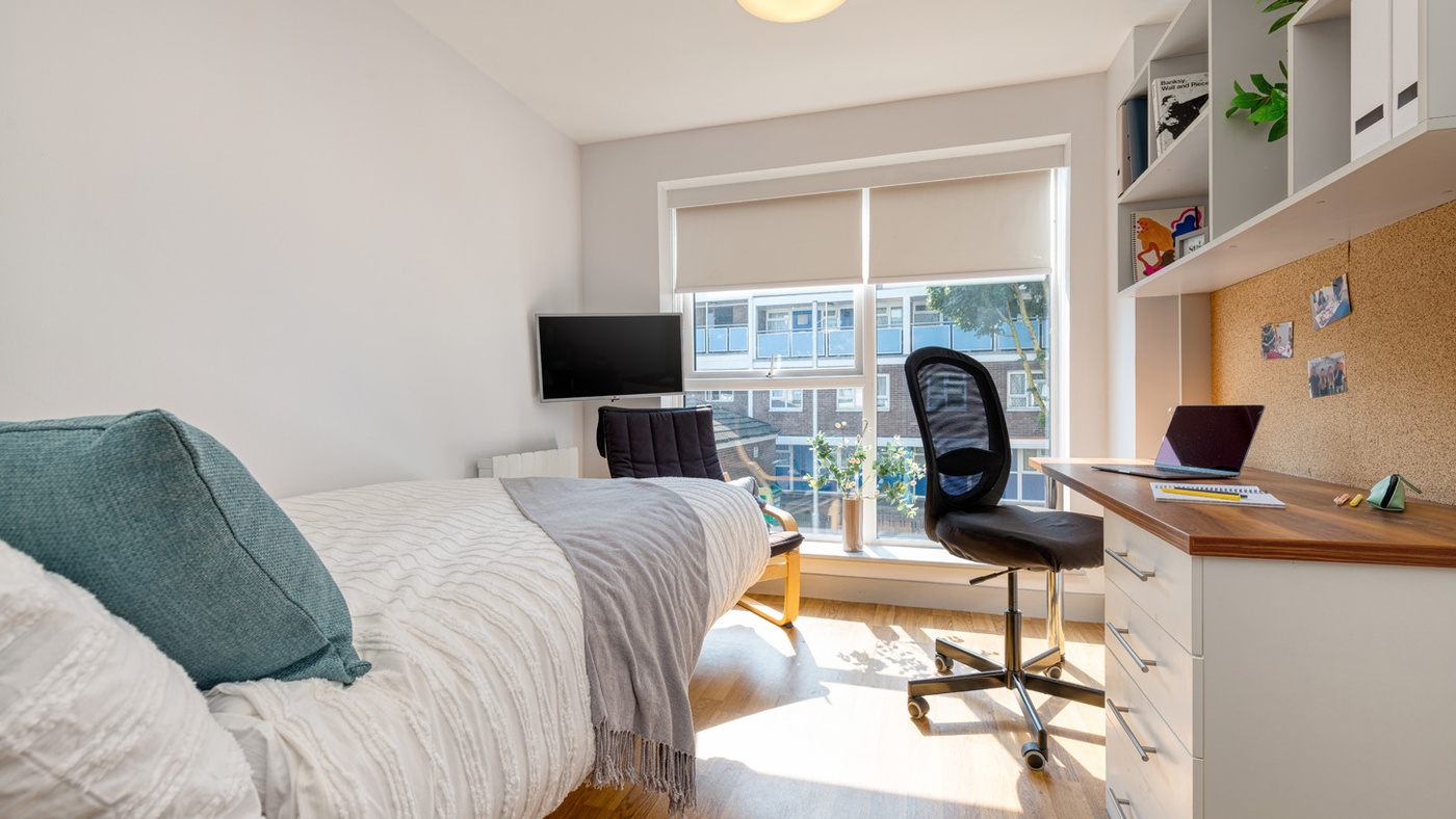 earlsdon street student accommodation portsmouth bedroom desk