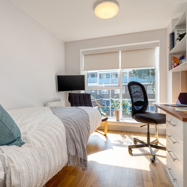 earlsdon street student accommodation portsmouth bedroom desk