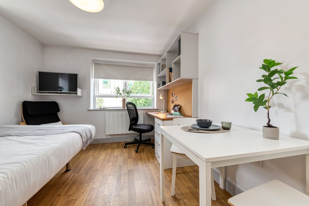 st james street student accommodation portsmouth bedroom desk table