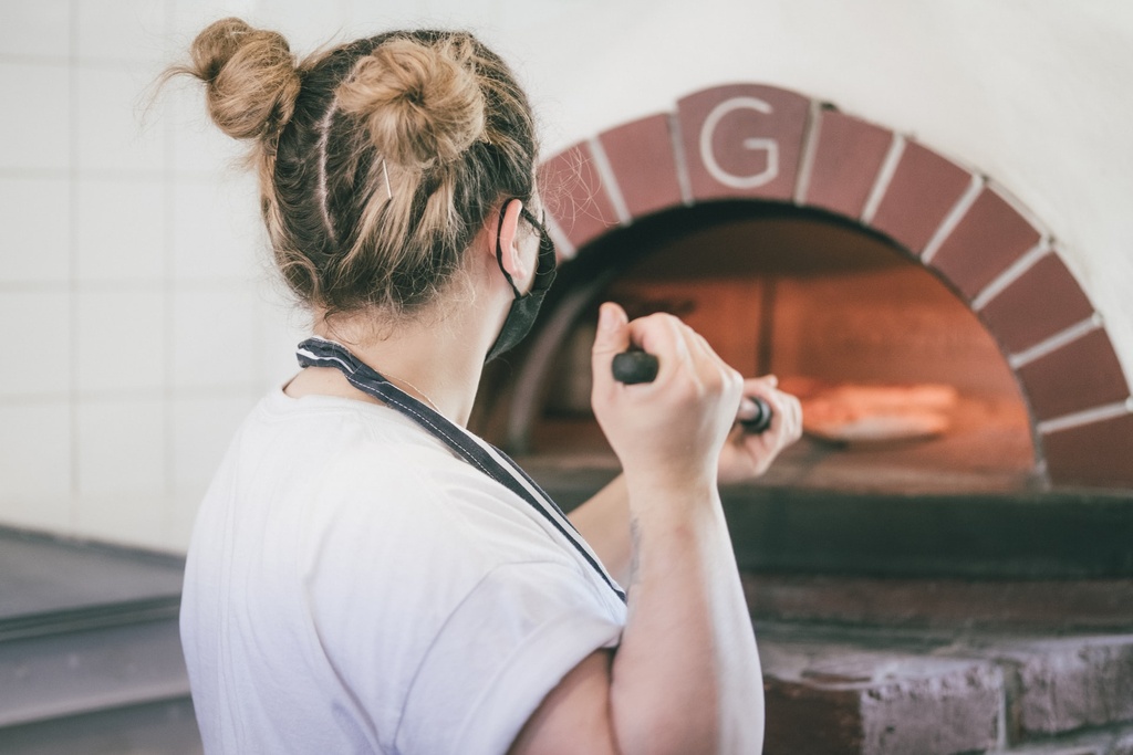 student making pizza