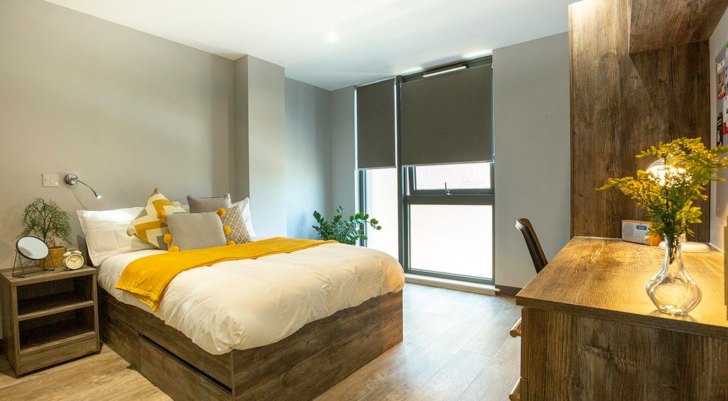 bedroom and desk in norwich student accommodation
