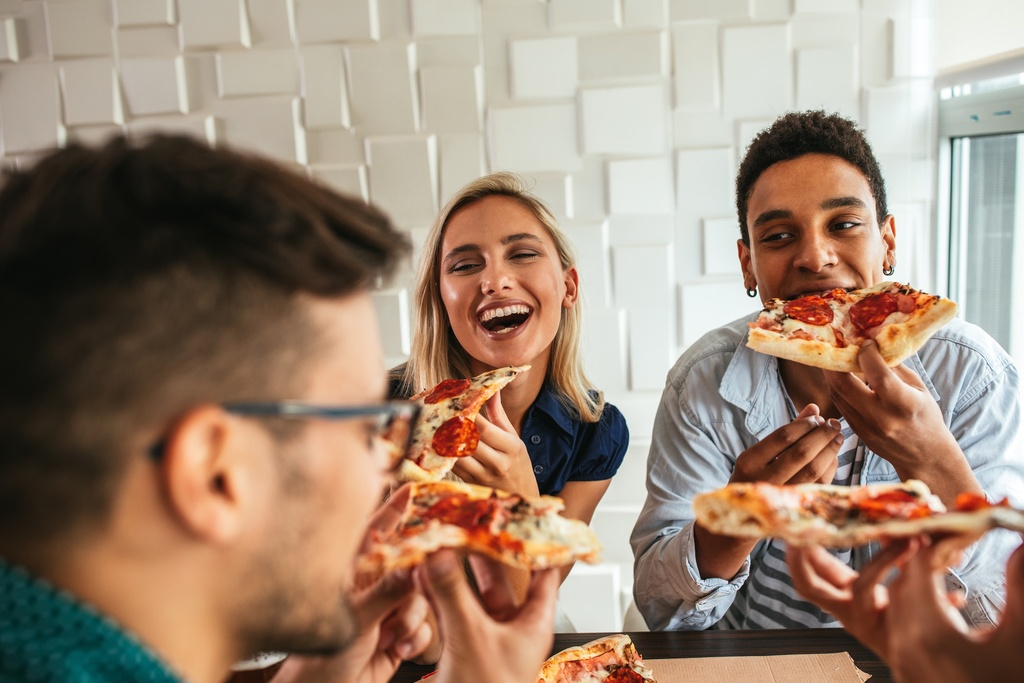 students eating pizza