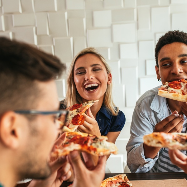 students eating pizza