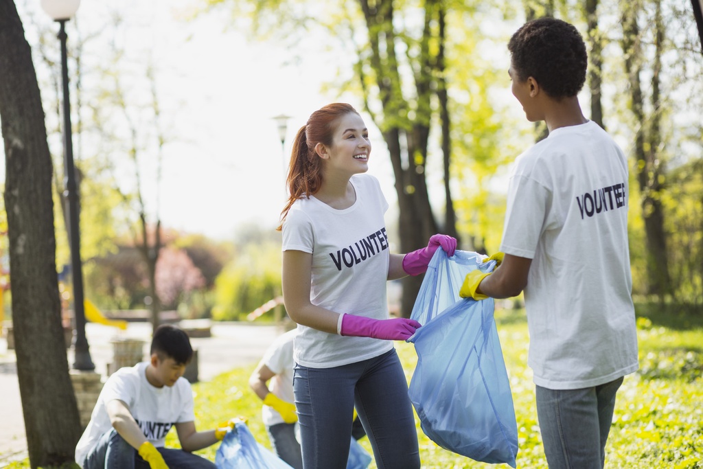 student volunteers collecting litter